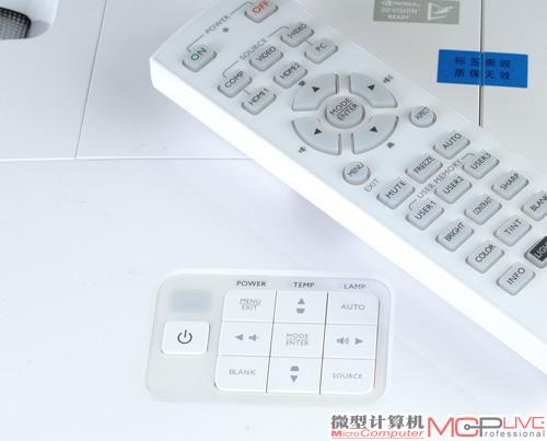 遥控器按键多，加上又是英文标识，在有些设置上反而是用顶部的九宫格按键进行操作更方便。