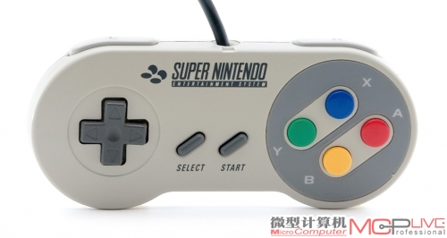 SNES(SFC)手柄。创新性X、Y、A、B加L、R键的设置，从此使其成为所有游戏手柄的标准配置。