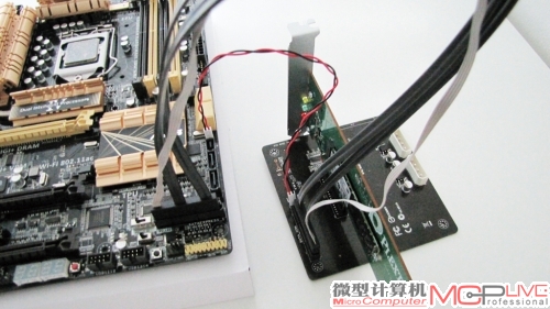 略显粗糙的SATAe转PCI-E工程转接板，由于目前还没有任何SATAe设备，因此只能通过连接PCI-E SSD来测试SATAe的接口性能。