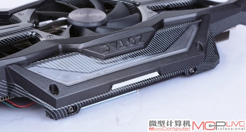 索泰GTX 970至尊OC显卡的散热比较有特色，3个风扇数量上已有优势，其中两个还是螺旋降噪扇叶设计。另外顶部负压系统还配备了呼吸灯，扰流、装饰双不误。